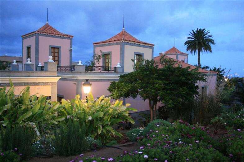 Biblioteca Saulo Torón en el Parque de Arnao (Foto Jesús Ruiz Mesa)